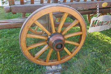 Le Char Fleuri de Mionnay dans l’Ain. Reproduction des roues d’origine. Par Alain Montpied artisan charron.