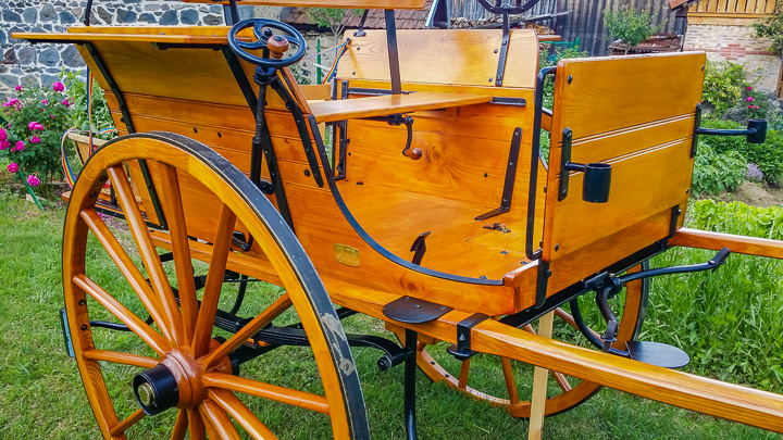 ROUE DE CHARIOT ANTIQUE RESTAURÉE